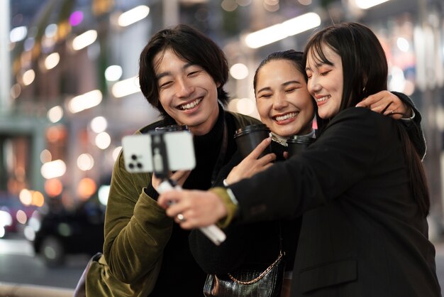 Junger japanischer Influencer, der Vlog aufnimmt