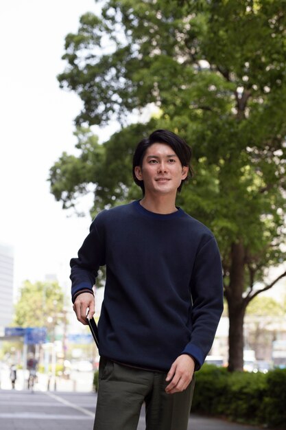 Junger japanischer mann in einem blauen pullover