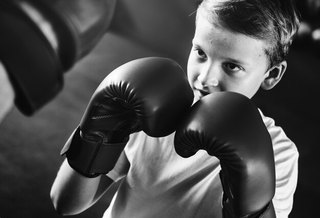 Junger Junge, der bestrebt ist, ein Boxer zu werden