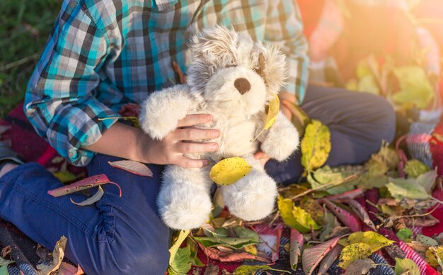 Junger Junge, der einen netten Teddybären anhält