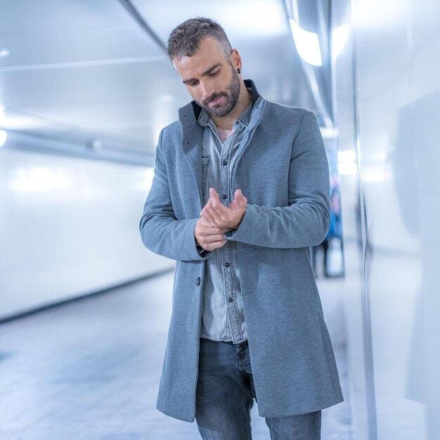 Junger kaukasischer Mann bei einem Fotoshooting in der Stadt San Sebastian