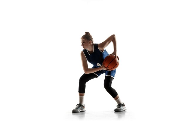 Junger kaukasischer weiblicher Basketballspieler des Teams in Aktion, Bewegung im Lauf lokalisiert auf weißem Hintergrund.