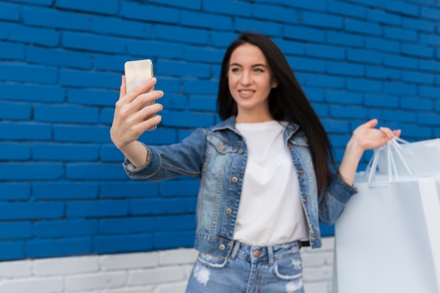 Kostenloses Foto junger kunde macht ein selfie