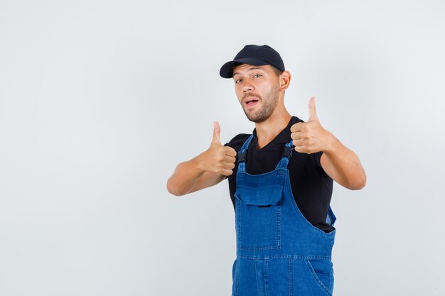 Junger Lader, der Daumen in Uniform zeigt und erfreut aussieht. Vorderansicht.