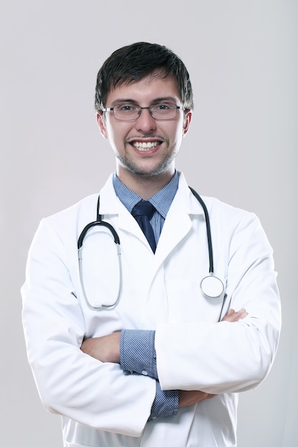 Junger lächelnder Arzt mit Stethoskop