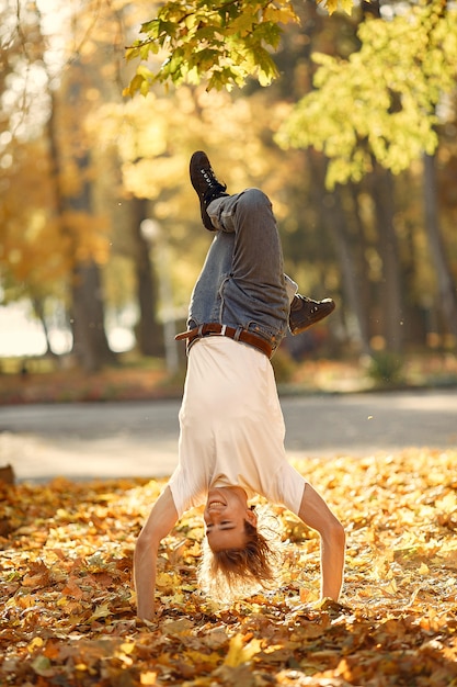Kostenloses Foto junger lässiger mann, der draußen im stadtpark tanzt