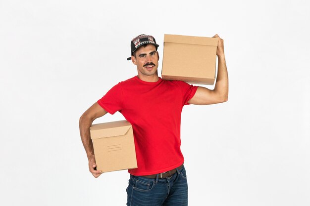 Junger Lieferbote mit Boxen