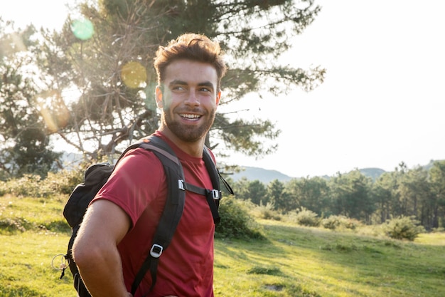 Junger männlicher Reisender, der wandern geht