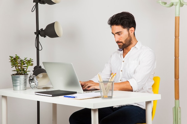 Junger Mann arbeitet im Büro