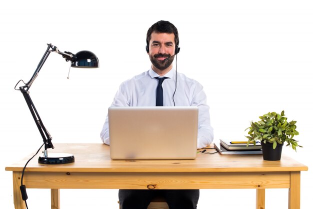 Junger Mann arbeitet mit einem Headset