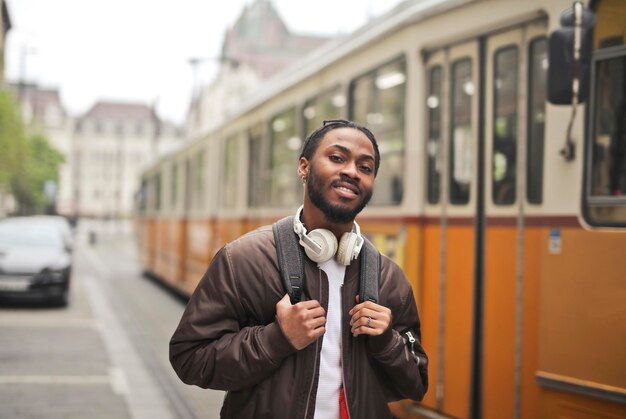 junger Mann auf der Straße in der Nähe einer Straßenbahn