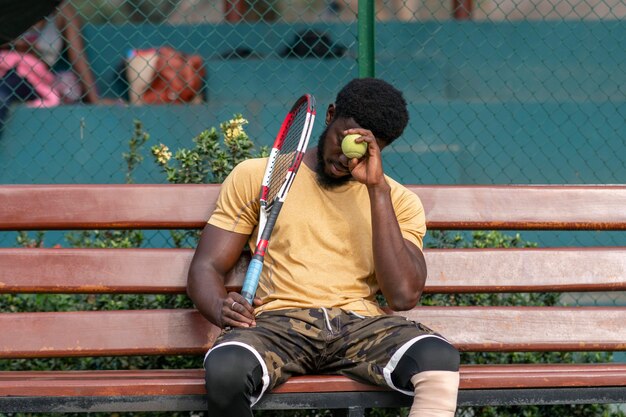 Junger Mann auf Tennisplatz spielen