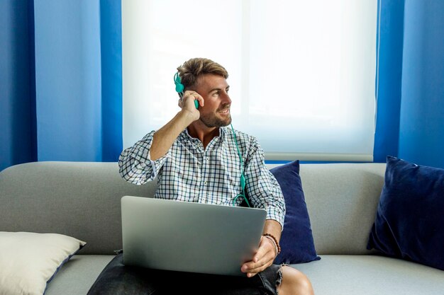 Junger Mann, der am Telefon spricht