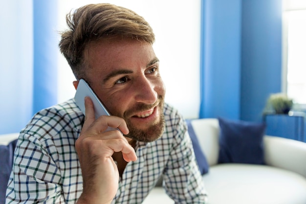 Kostenloses Foto junger mann, der am telefon spricht