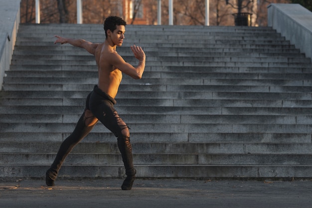 Kostenloses Foto junger mann, der ballett durchführt