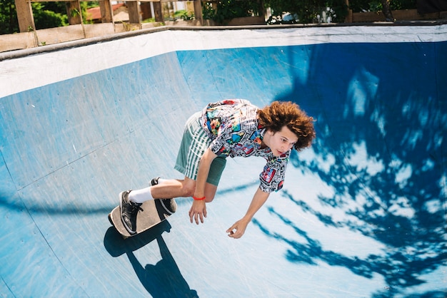 Kostenloses Foto junger mann, der beim skateboarding übt