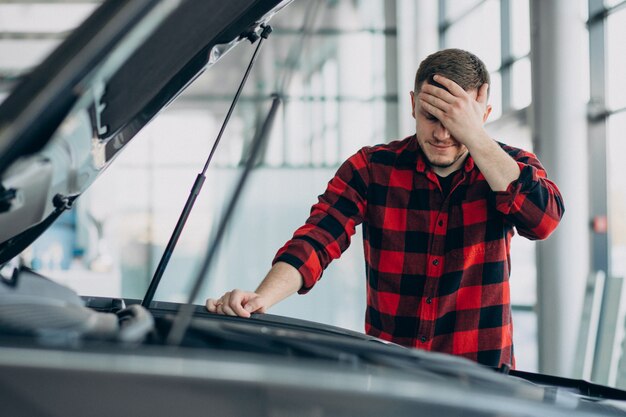 Junger Mann, der Diagnose des Fahrzeugs macht