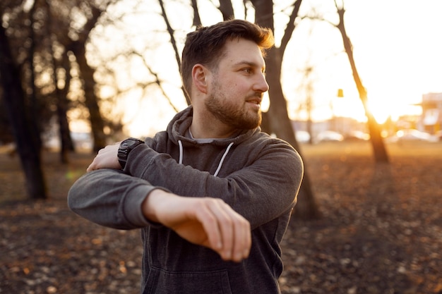 Junger Mann, der draußen im Park joggt