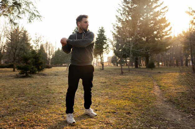 Junger Mann, der draußen im Park trainiert