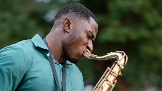 Junger Mann, der ein Instrument am internationalen Jazz-Tag spielt