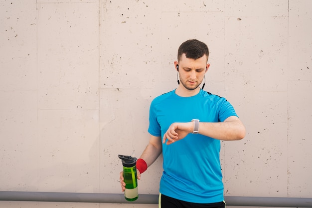 Junger Mann, der eine Pause macht - Fitnesskonzept in der Stadt.