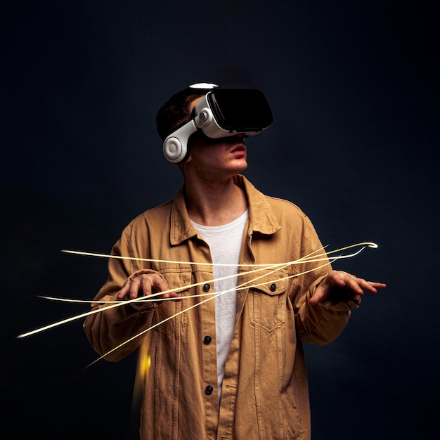 Junger Mann, der eine Virtual-Reality-Brille mit Spezialeffekten trägt