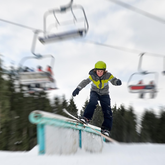 Junger Mann, der im Skigebiet Snowboard fährt