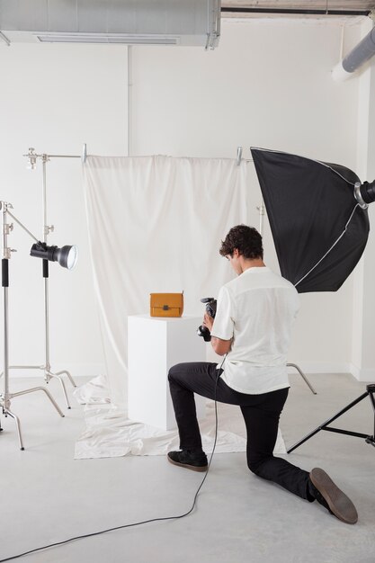 Junger Mann, der in seinem Fotostudio arbeitet