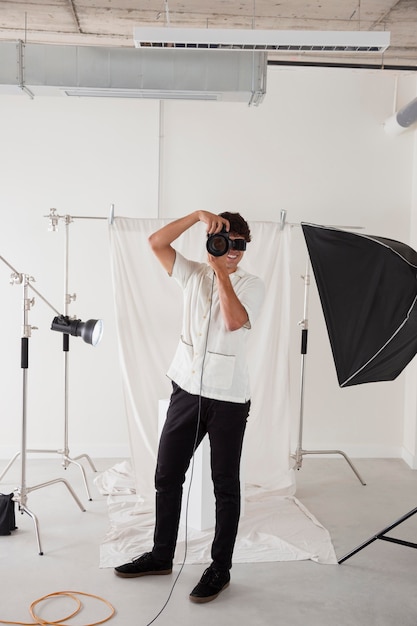 Junger Mann, der in seinem Fotostudio arbeitet