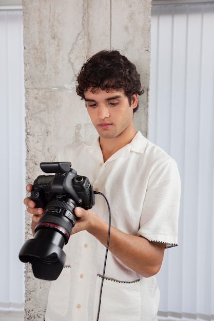 Junger Mann, der in seinem Fotostudio arbeitet