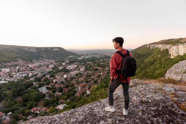 Junger Mann, der Landschaft genießt