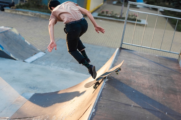 Junger Mann, der mit dem Skateboard übt