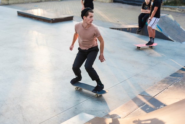 Junger Mann, der mit dem Skateboard übt