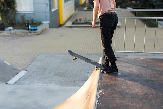Junger Mann, der mit dem Skateboard übt