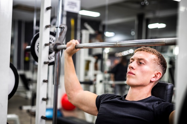 Junger Mann der Nahaufnahme am Turnhallentraining für Arme