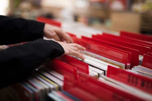 Junger Mann der Nahaufnahme, der nach Vinyls im Speicher sucht