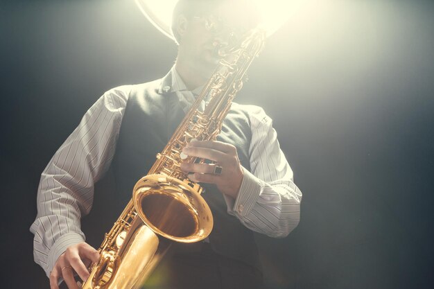 Junger Mann, der Saxophon spielt