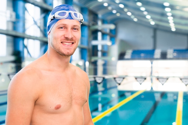 Junger Mann der Seitenansicht mit Schutzbrillen am Pool