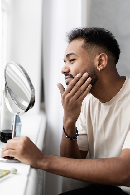 Kostenloses Foto junger mann, der selfcare-routine tut