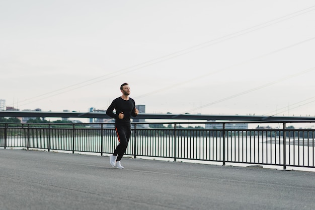 Junger Mann, der Sport in einer europäischen Stadt spielt. Sport in urbanen Umgebungen.