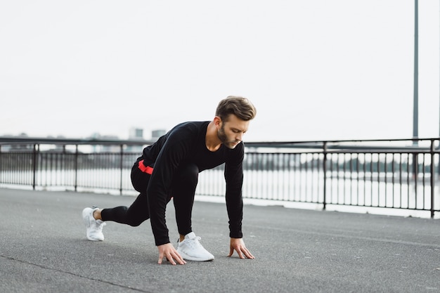 Junger mann, der sport in einer europäischen stadt spielt. sport in urbanen umgebungen.