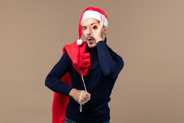 Junger Mann der Vorderansicht mit anwesender Tasche, Weihnachtsfeiertag Sankt