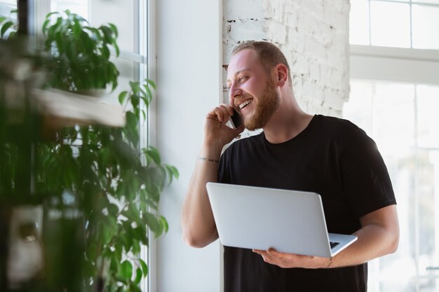 Junger Mann, der während Online-Kursen zu Hause lernt