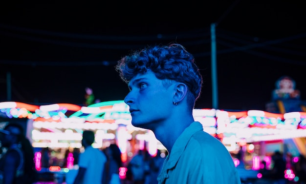 Junger Mann des Porträts auf einem Blaulicht