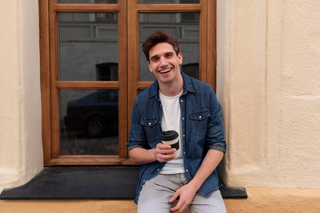 Junger Mann genießt eine Tasse Kaffee