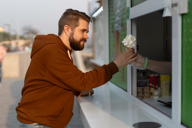 Junger Mann genießt Streetfood