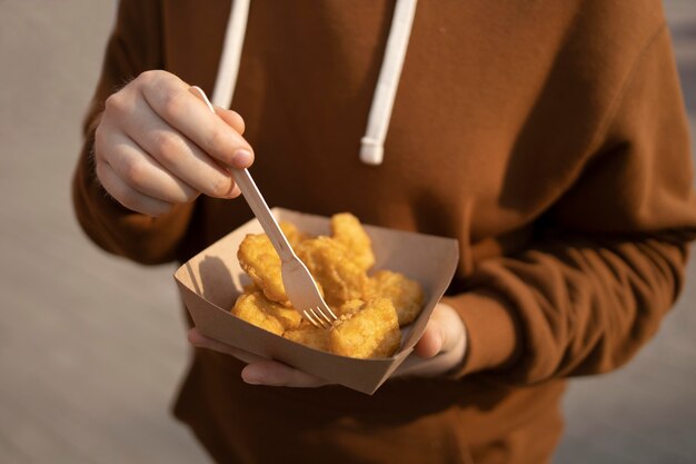 Junger Mann genießt Streetfood