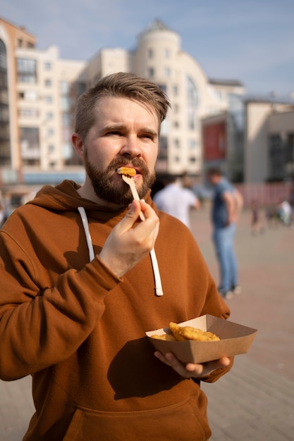 Junger Mann genießt Streetfood