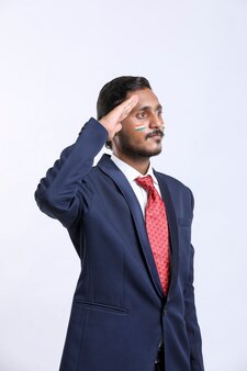 Junger mann grüßt indien am indischen unabhängigkeitstag Premium Fotos