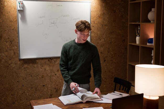 Junger Mann hält eine Präsentation in einem virtuellen Klassenzimmer